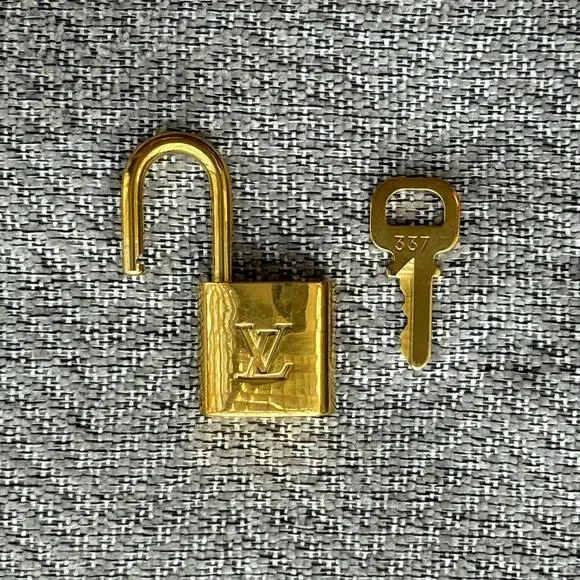 LOUIS VUITTON Lock & Key 337 Brass Working Condition - Picture 4 of 4